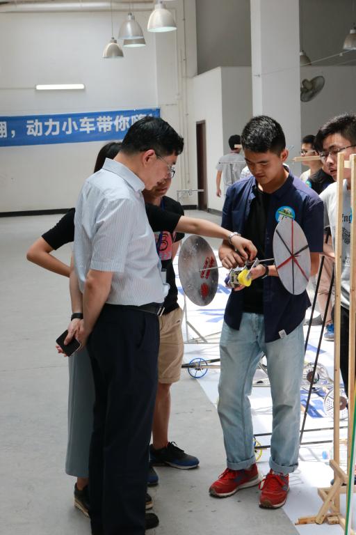 参赛队员向评委展示动力小车